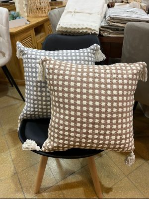ALMOHADON TEJIDO BORLAS
